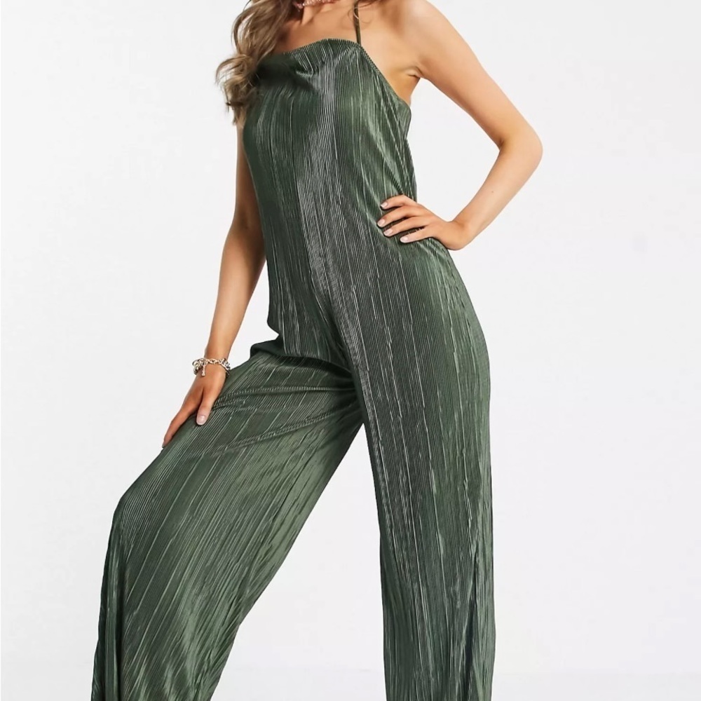 ASOS DESIGN wide leg beach plisse jumpsuit in khaki - Picture 4 of 4